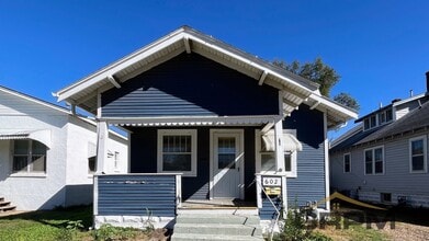 Building Photo - Updated 2-Bed, 1-Bath House