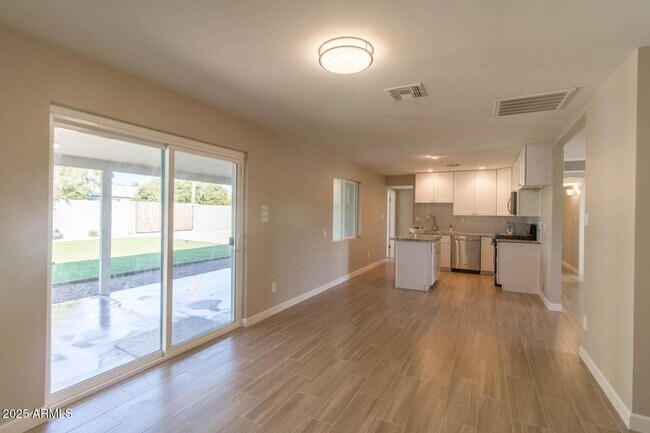 Building Photo - 816 E Seldon Ln