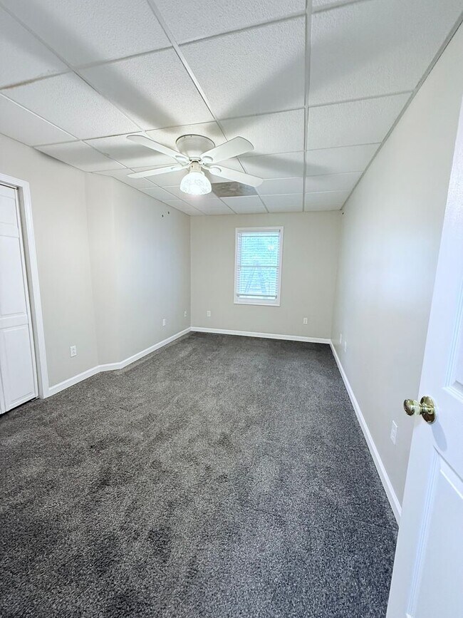 Building Photo - 31 White Oak Dr SE