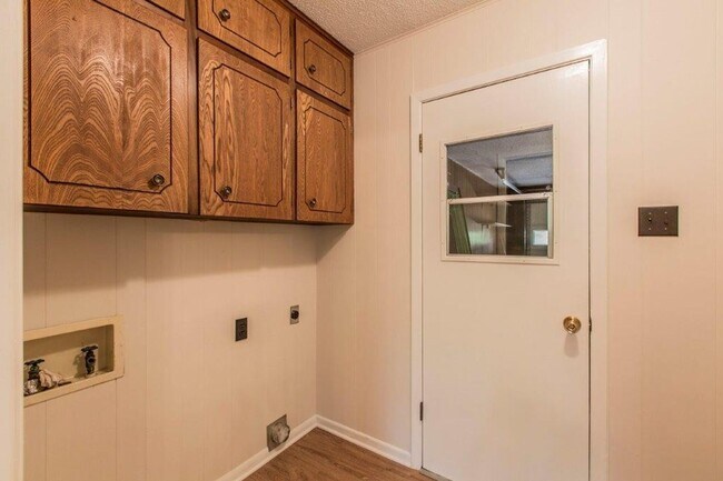 Building Photo - 3 BEDROOM, NORTH BELTON