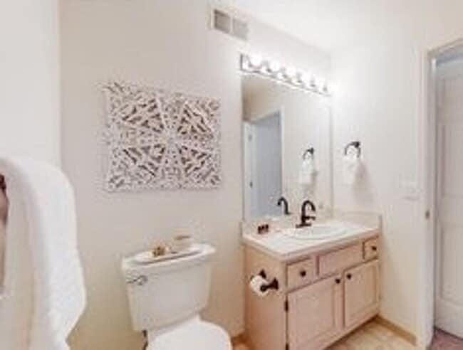 Building Photo - Cozy Two Bed/Two Bath Condo in Convenient ...