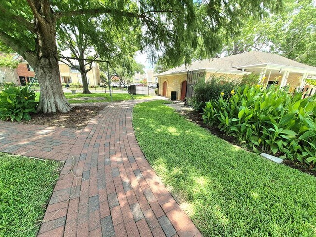 Building Photo - 10305 Briar Forest Dr
