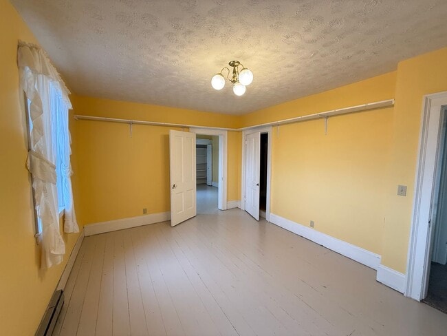Building Photo - 3 Bedroom, 2 Bathroom House for Rent