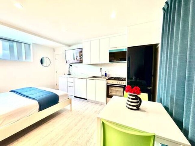 Building Photo - Stunning Ocean Front Location