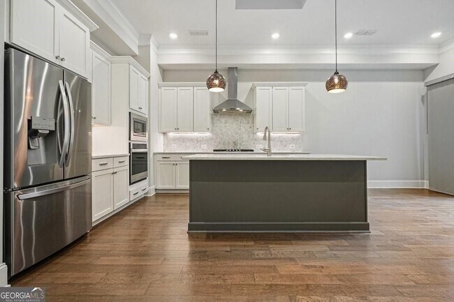 Building Photo - 123 Village Green Ave