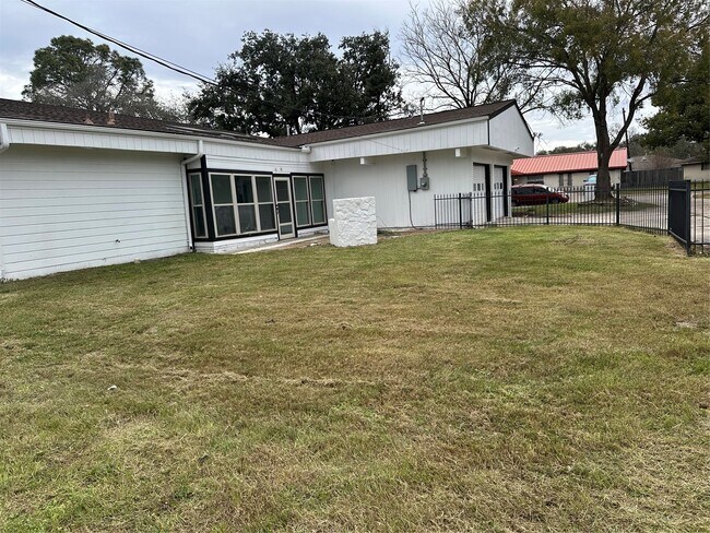 Building Photo - 5005 Tamarach Dr