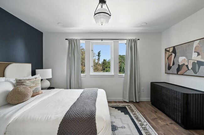 Building Photo - 925 NE 23rd Ave