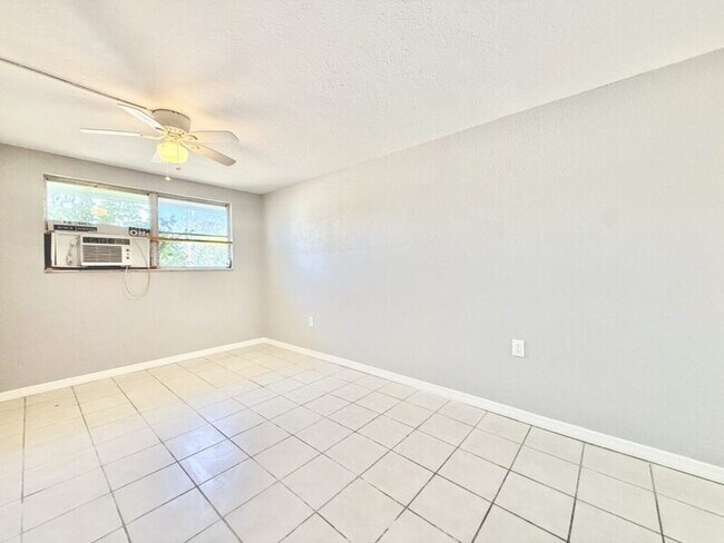 Building Photo - 3403 Palm Dr