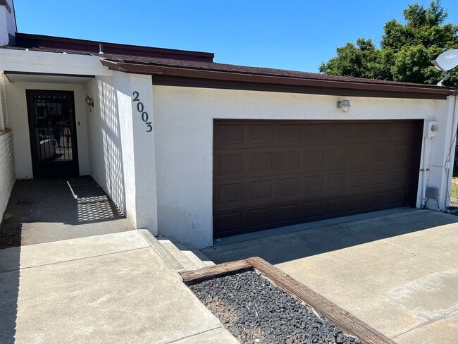 Building Photo - Spacious Townhome with Expansive View and a 2 Car Private Garage