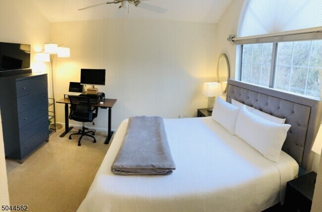 Building Photo - 33 High Pond Ln