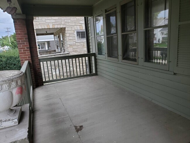 Building Photo - Immaculate 4 Bedroom Single Family with Central AC and Detached Garage, parking lane, and Large B...