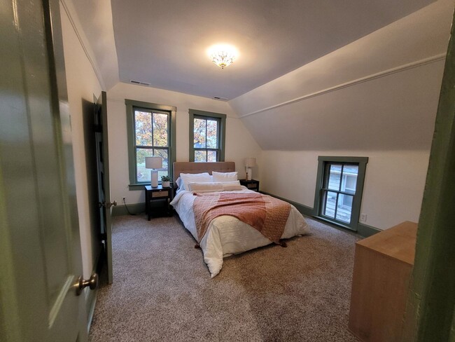 Building Photo - Beautifully renovated home in the highly d...