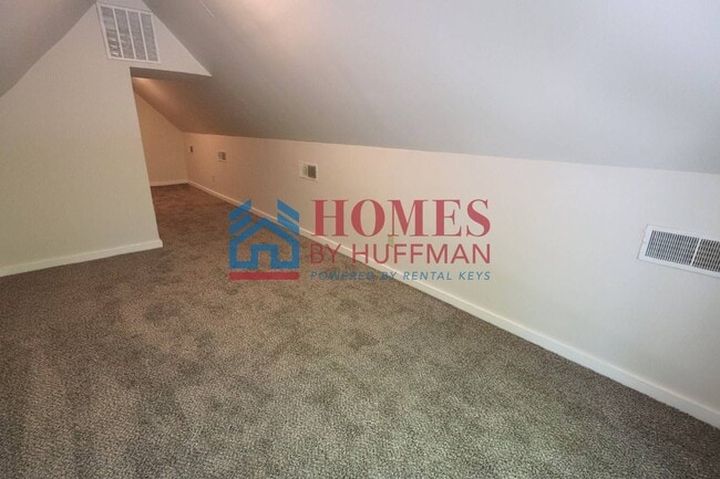 Building Photo - Three Bedroom House