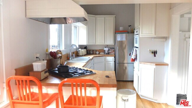 Building Photo - 2417 Walgrove Ave