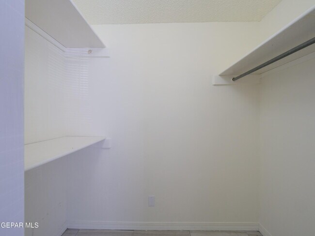 Building Photo - 1901 Lake Omega St