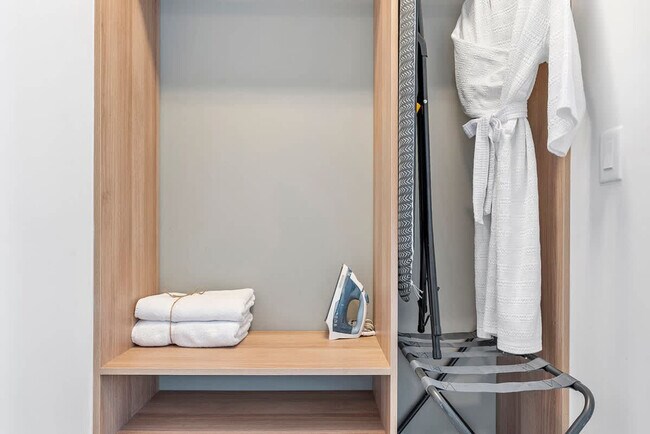 Building Photo - 601 NE 1st Ave