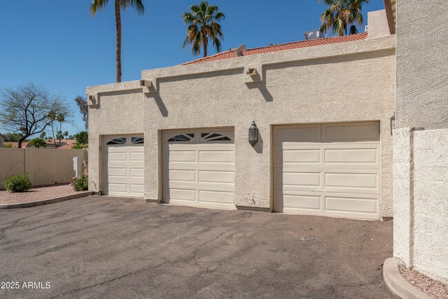 Building Photo - 4927 E Hazel Dr