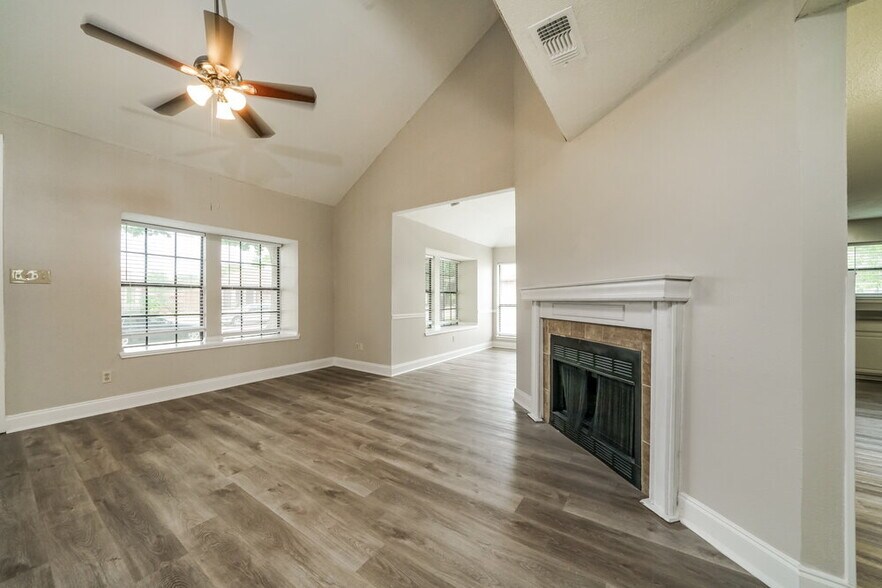 Building Photo - 8801 Pine Forest Dr