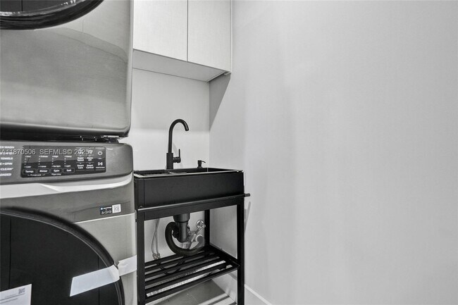 Building Photo - 1931 NE 186th Dr