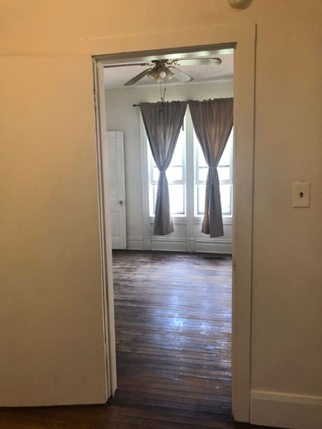 Building Photo - 924 Drake St