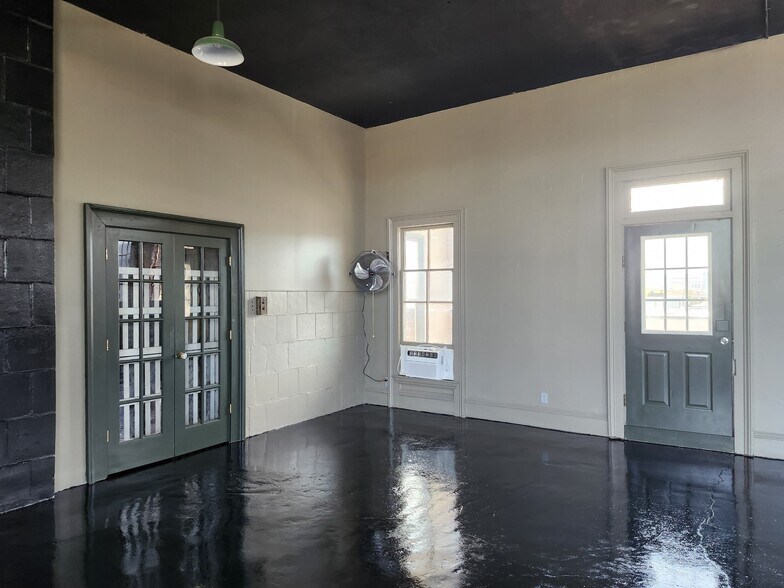 Grand Living Space - 600 Virginia St W