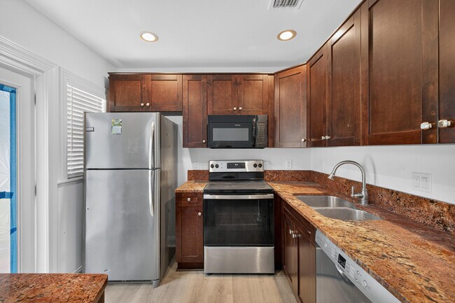 Building Photo - 423 SW 11th Ct