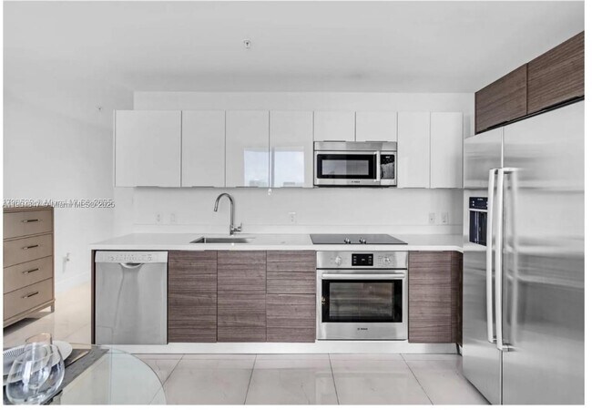 Building Photo - 1010 SW 2nd Ave