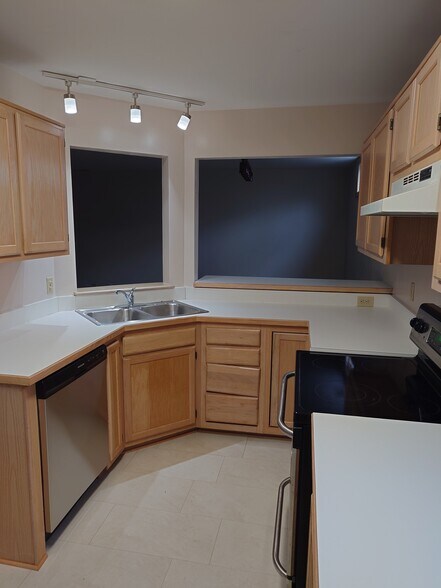 Building Photo - 2304 Merry Oaks Ct