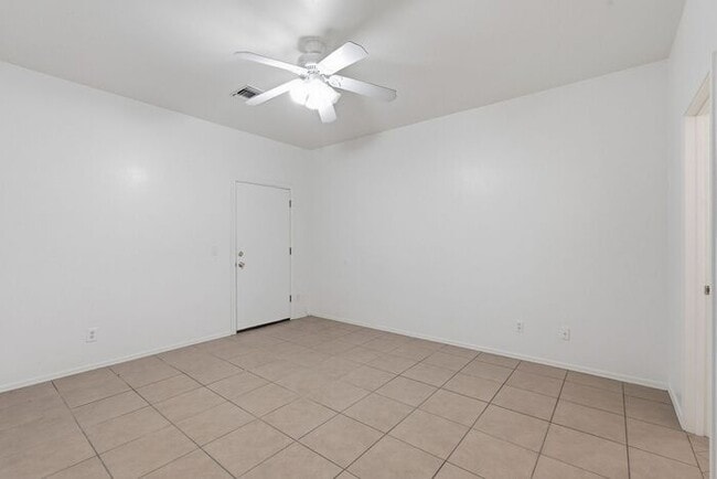 Building Photo - Pending/ Rented - Comfortable Eastside Liv...