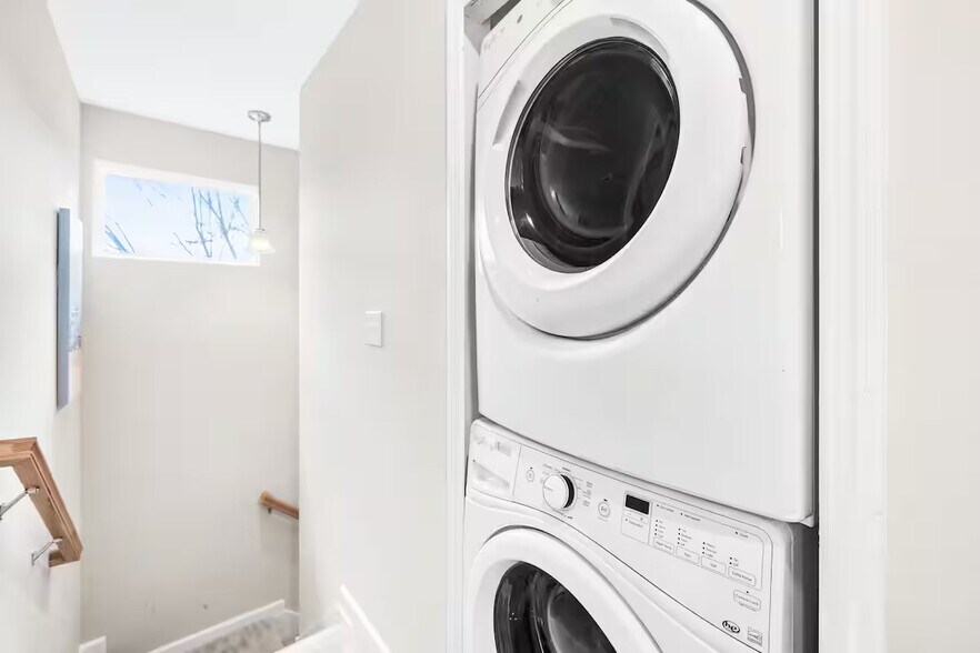 Building Photo - Room in Townhome on Mobley St