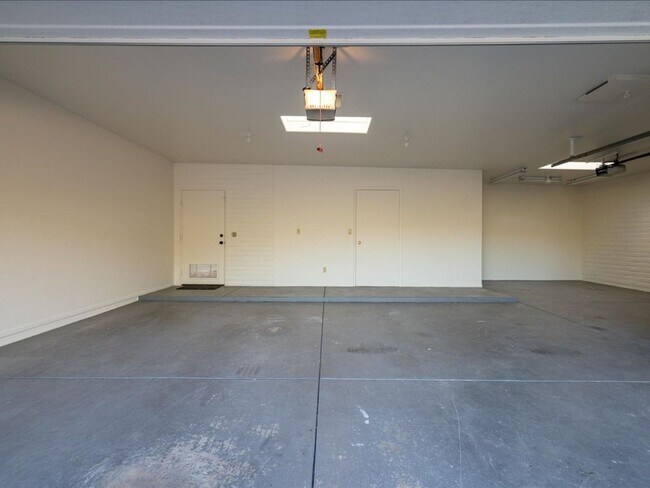 Building Photo - 4 bedroom 2.5 Bath