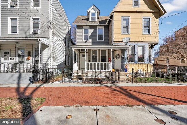 Building Photo - 325 Monmouth St