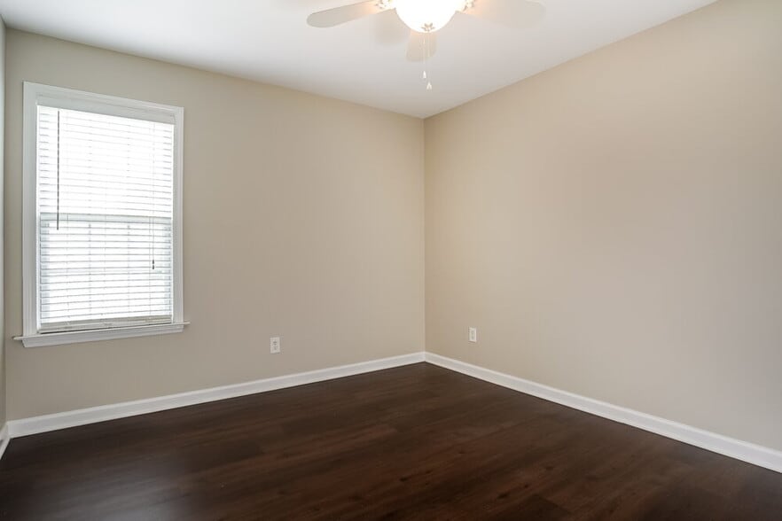 Building Photo - 6412 Willowlawn Dr