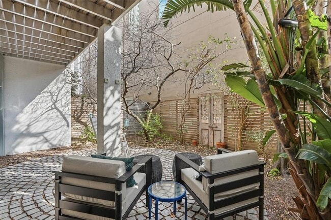 Building Photo - 106 Fareham Pl N