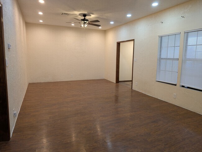 Building Photo - 2422 SW Jefferson Ave