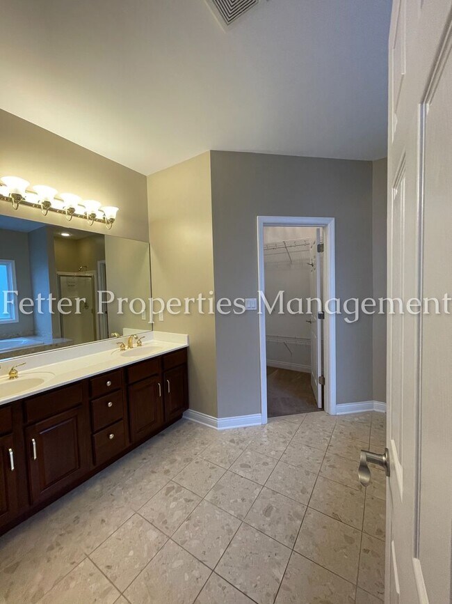 Building Photo - Gorgeous Northside Home