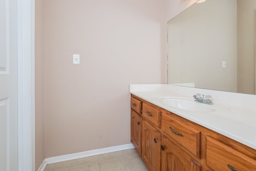 Building Photo - 10173 Oak Run Dr S