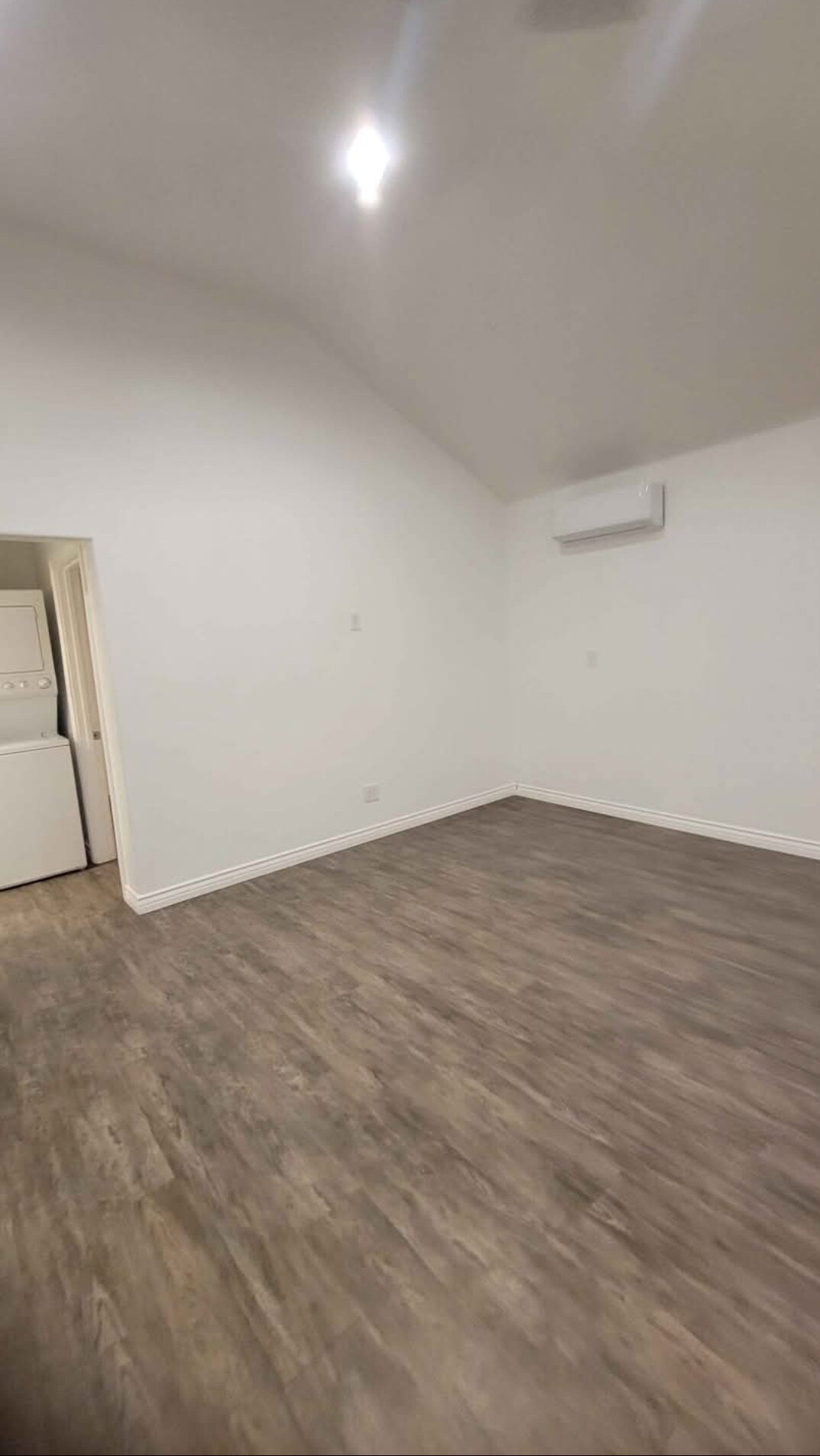 Livingroom area - 1276 N Hamilton Blvd