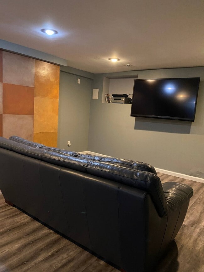 Building Photo - 419 E Oakwood Blvd