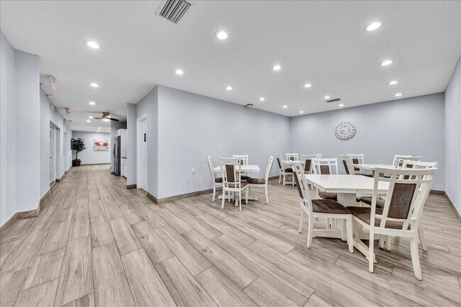 Building Photo - 3520 Oaks Way