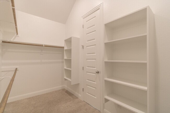 Building Photo - 124 Shagbark Trl