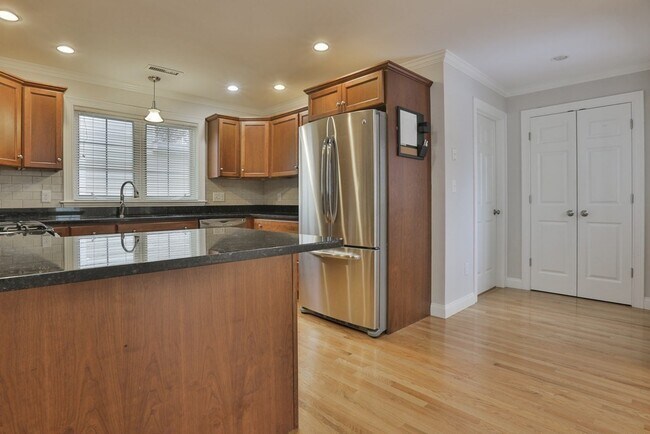 Building Photo - 207 Renfrew St