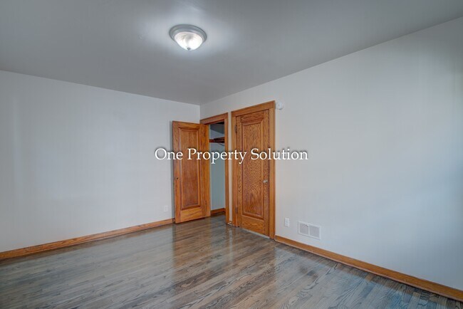 Building Photo - 700 E 36th Ave