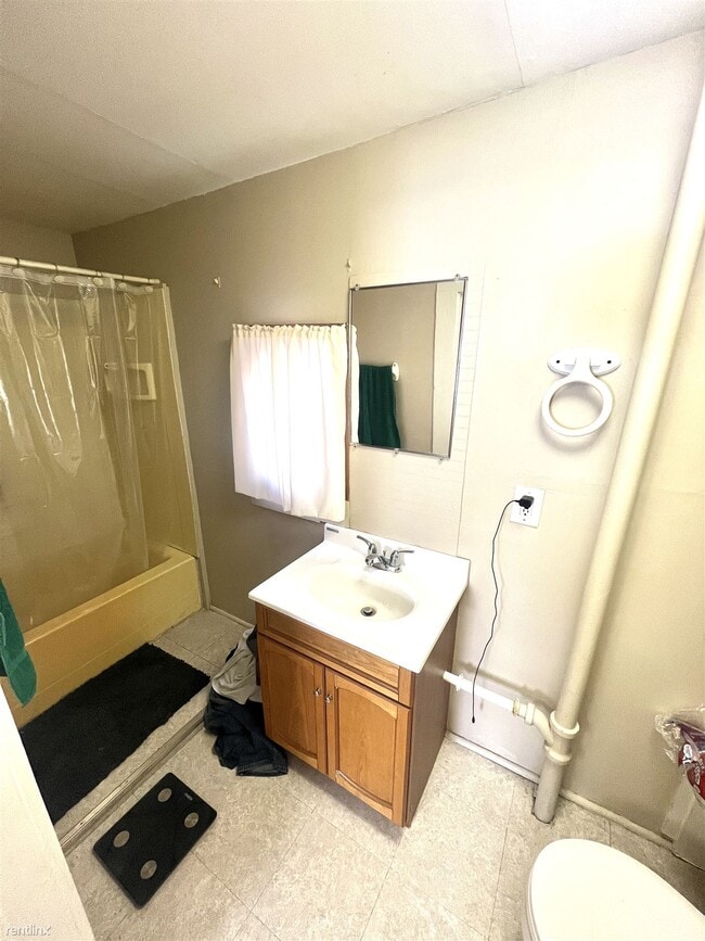 2 br, 1 bath Duplex 1121 Summit Street 1 1121 Summit St Eau Claire