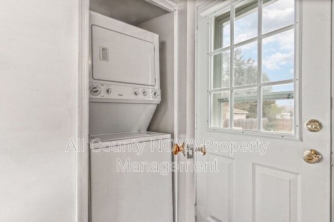 Building Photo - 211 Church St