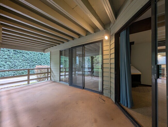 Building Photo - Great 2 Bedroom, 1-Bath Condo Near Eugene Country Club!