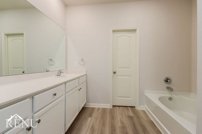 Building Photo - 10417 Sweetwater Creek Dr