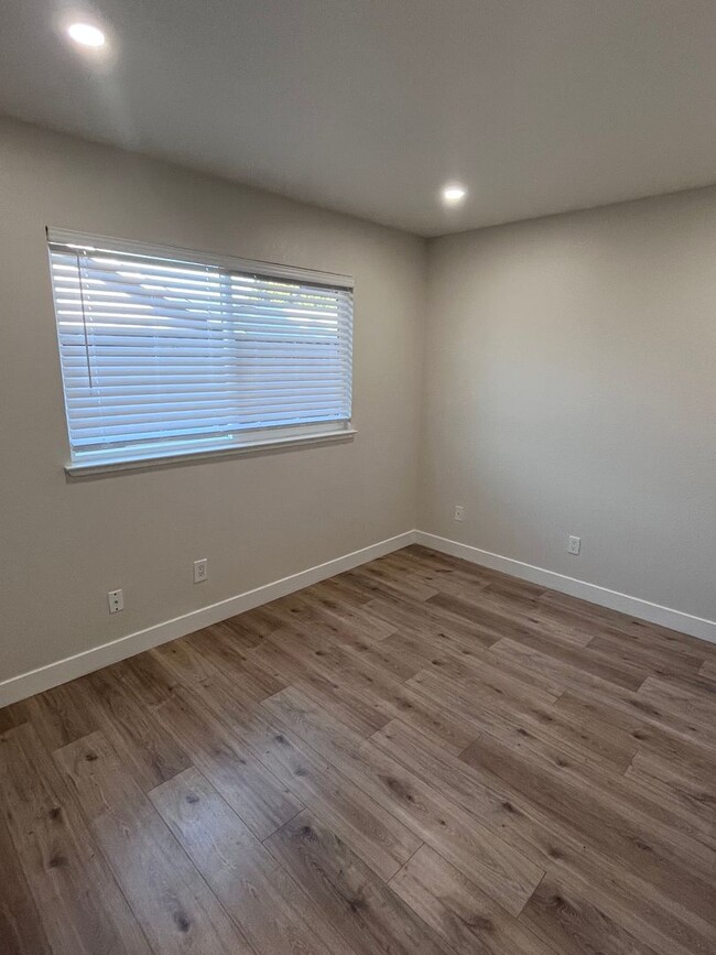 Building Photo - BEAUTIFUL REMODELED HOME IN ROSEVILLE!!