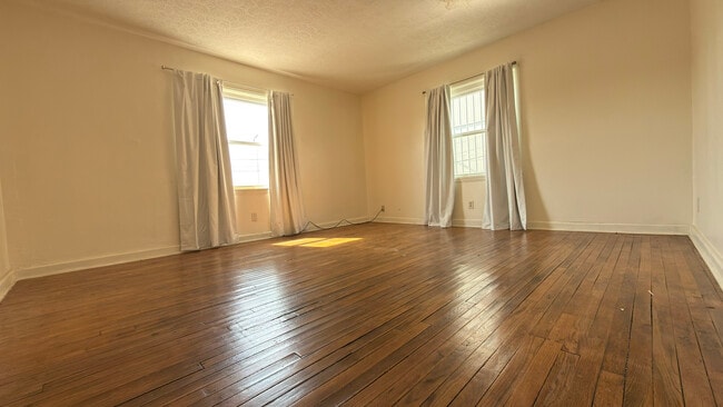 Building Photo - 221 Walnut St