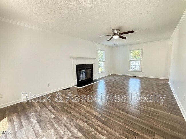 Building Photo - 401 Holly Berry Ln